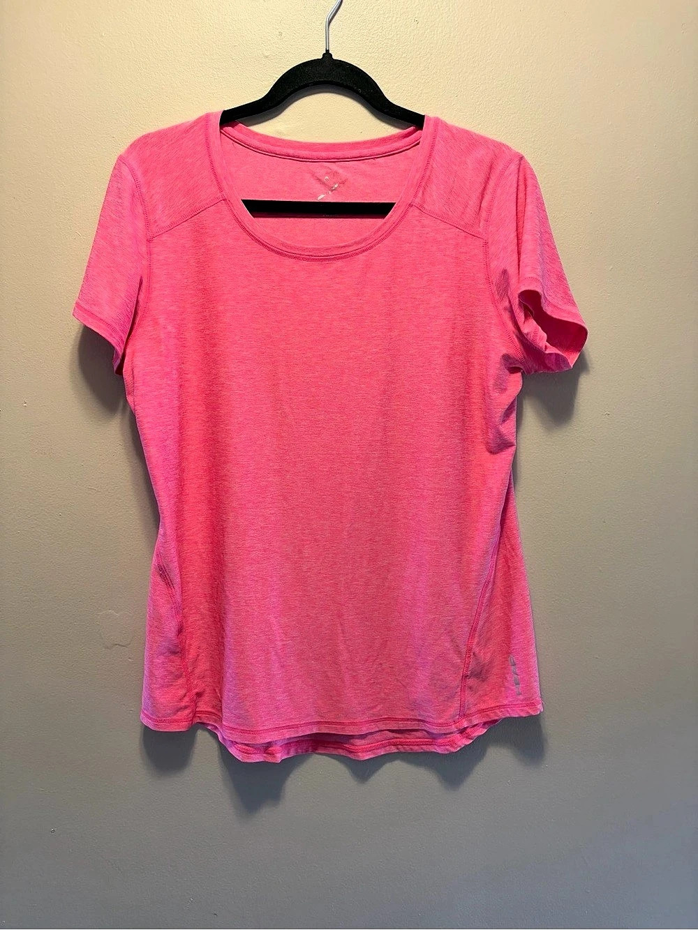 Under Armour Short Sleeve Tee in Pink Size Large Like New